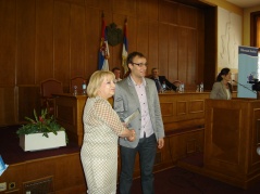 National Assembly Speaker Prof. Dr Slavica Djukic-Dejanovic presents certificates to Student Question Institute attendees